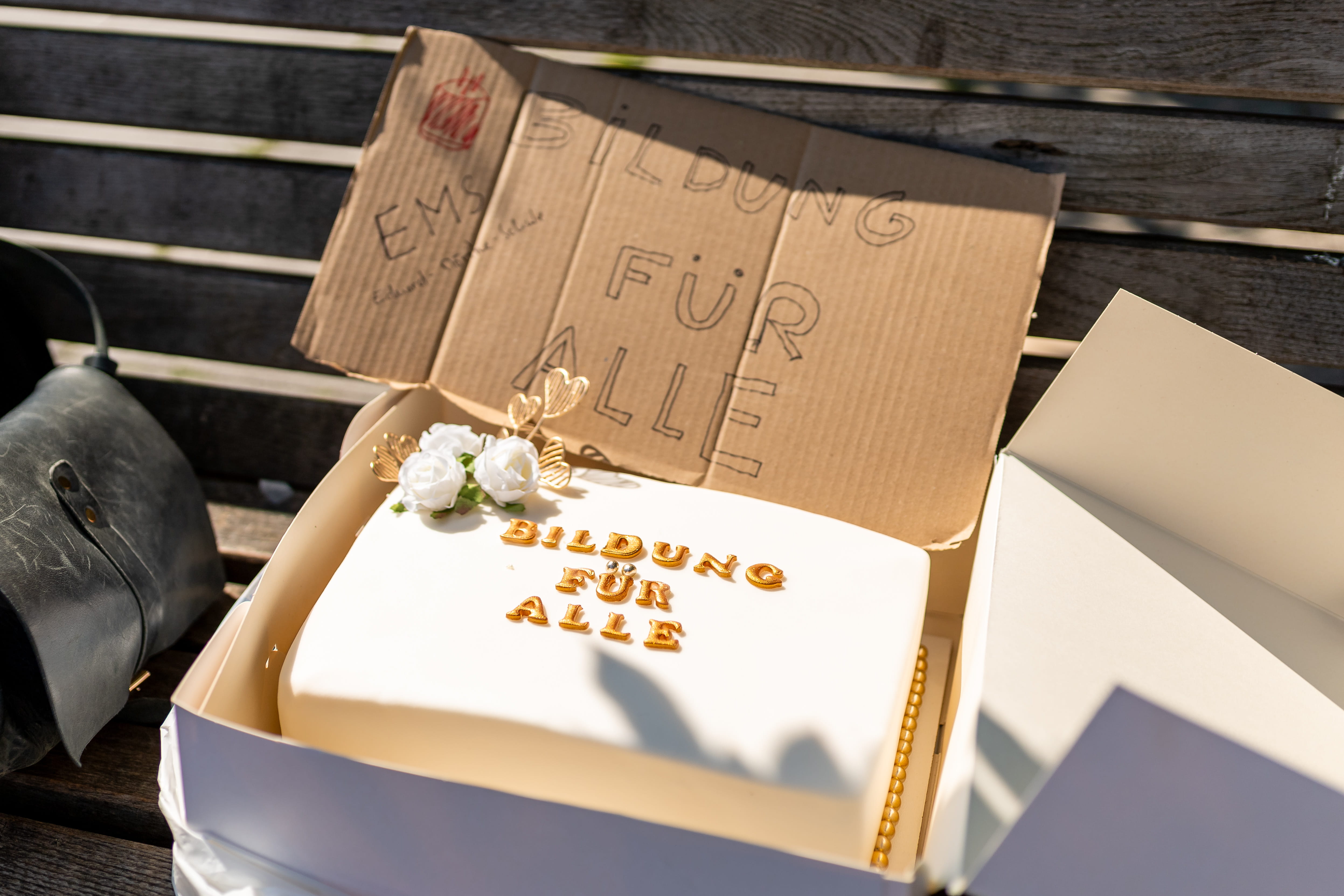 Kuchen mit Aufschrift „Bildung für alle
